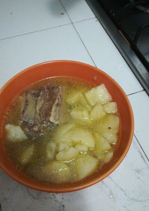 Una foto de Caldo de costilla de res 🇨🇴🇨🇴🇨🇴🇨🇴