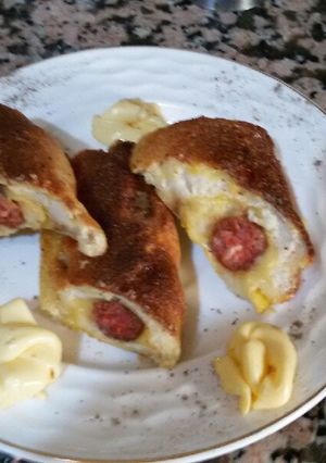 Une photo de Roules de pain de mie au fromage et merguez