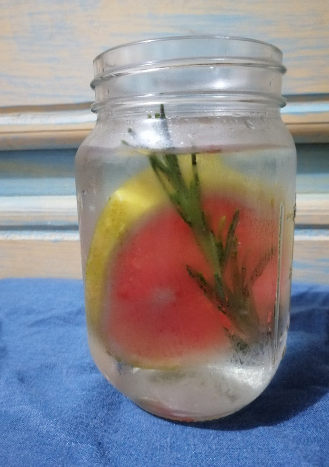 Una foto de Agua de toronja y romero
