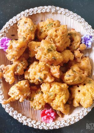 लेफ्ट ओवर चावल के पकोड़े (leftover rice pakode recipe in hindi) रेसिपी मुख्य फोटो