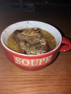 Una foto de Sopa cebolla francesa🍲