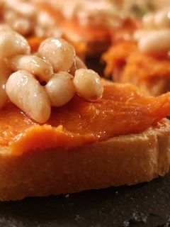 Una foto de Aperitivo de sobrasada con piñones