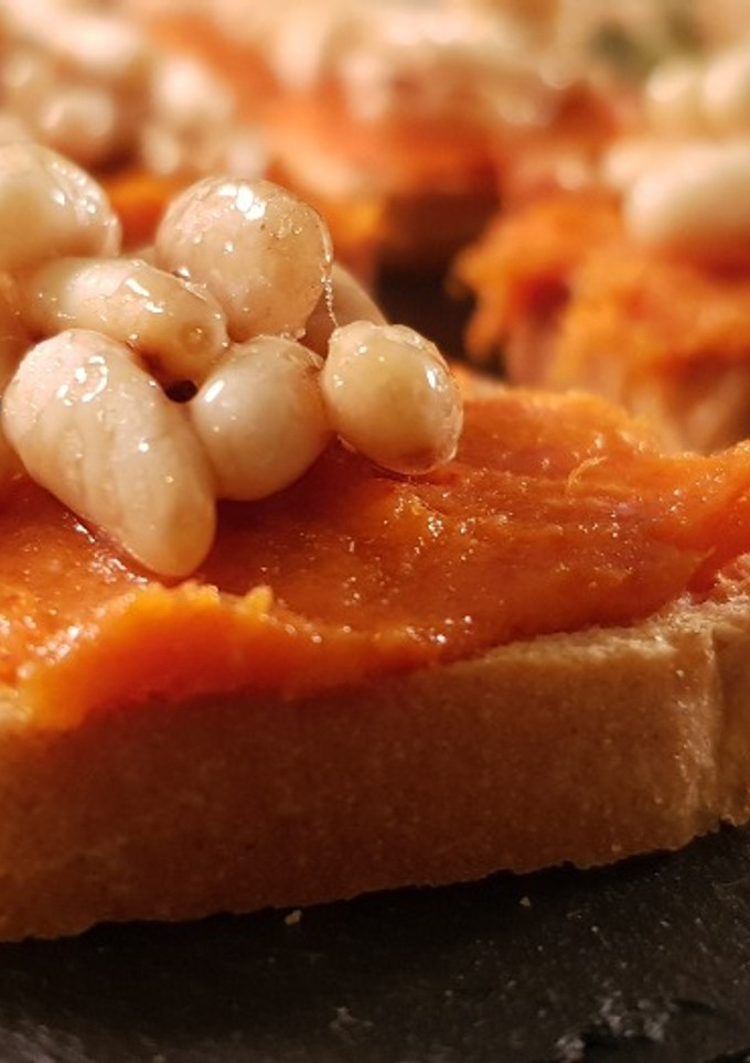 Una foto de Aperitivo de sobrasada con piñones