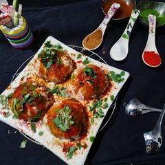 A picture of Dahi bhalle.