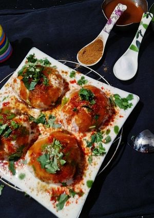 A picture of Dahi bhalle.