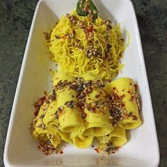 A picture of Khandvi and Khandvi Sev.