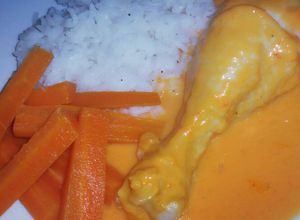 Una foto de HU3RAz♡ Pollito con Crema de Chile Pimiento Morrón ;)