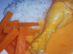 Una foto de HU3RAz♡ Pollito con Crema de Chile Pimiento Morrón ;)