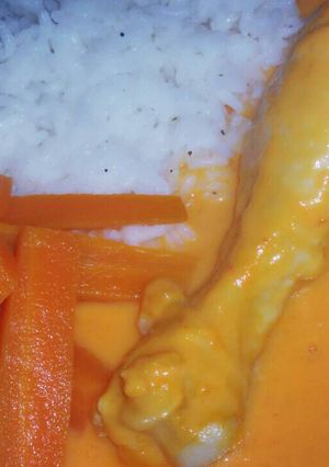 Una foto de HU3RAz♡ Pollito con Crema de Chile Pimiento Morrón ;)