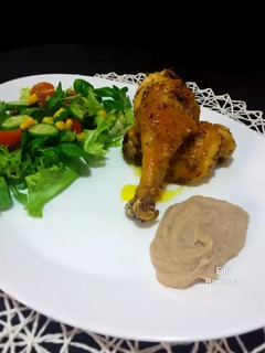 Una foto de Muslos de pollo al horno con puré de castañas