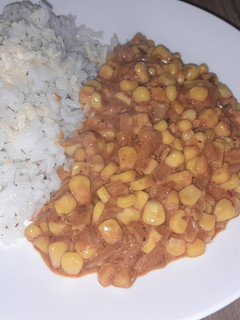 Una foto de Choclo al curry con arroz