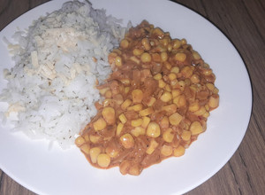 Una foto de Choclo al curry con arroz