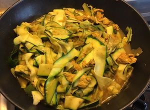 Une photo de Émincé de poulet aux tagliatelles de courgettes et ras el hanout