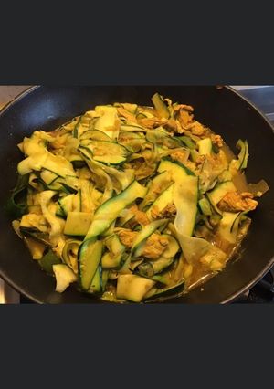 Une photo de Émincé de poulet aux tagliatelles de courgettes et ras el hanout