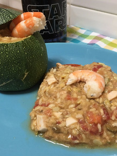 Una foto de Calabacín relleno de arroz con tomate, aguacate, atún y pavo