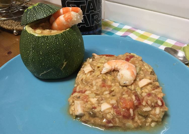 Calabacín relleno de arroz con tomate, aguacate, atún y pavo