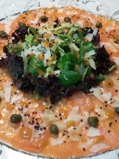 Una foto de Carpaccio de salmón