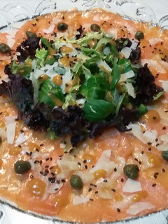 Una foto de Carpaccio de salmón