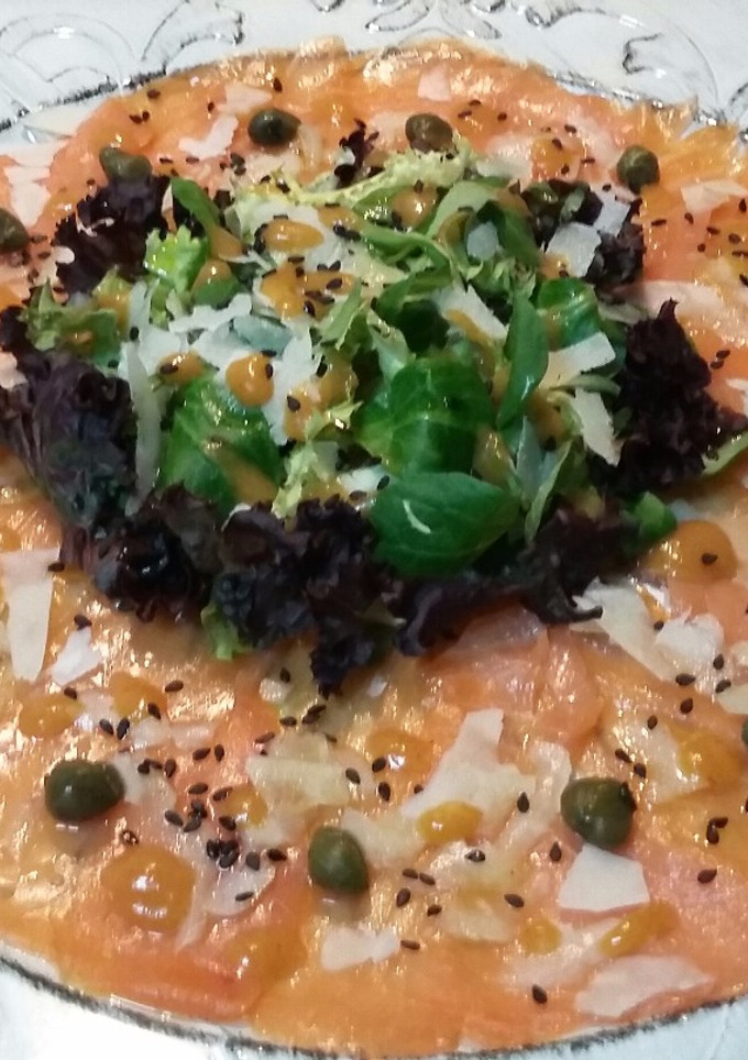 Una foto de Carpaccio de salmón