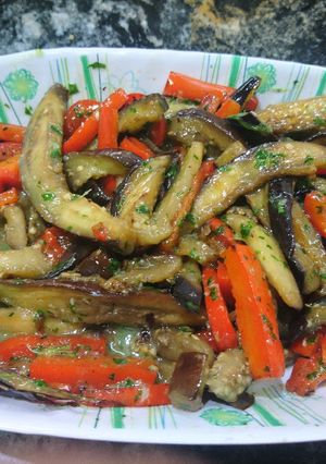Una foto de Antipasto de berenjena y morrones