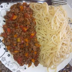 A picture of Minced meat stew combined with supaghetti.