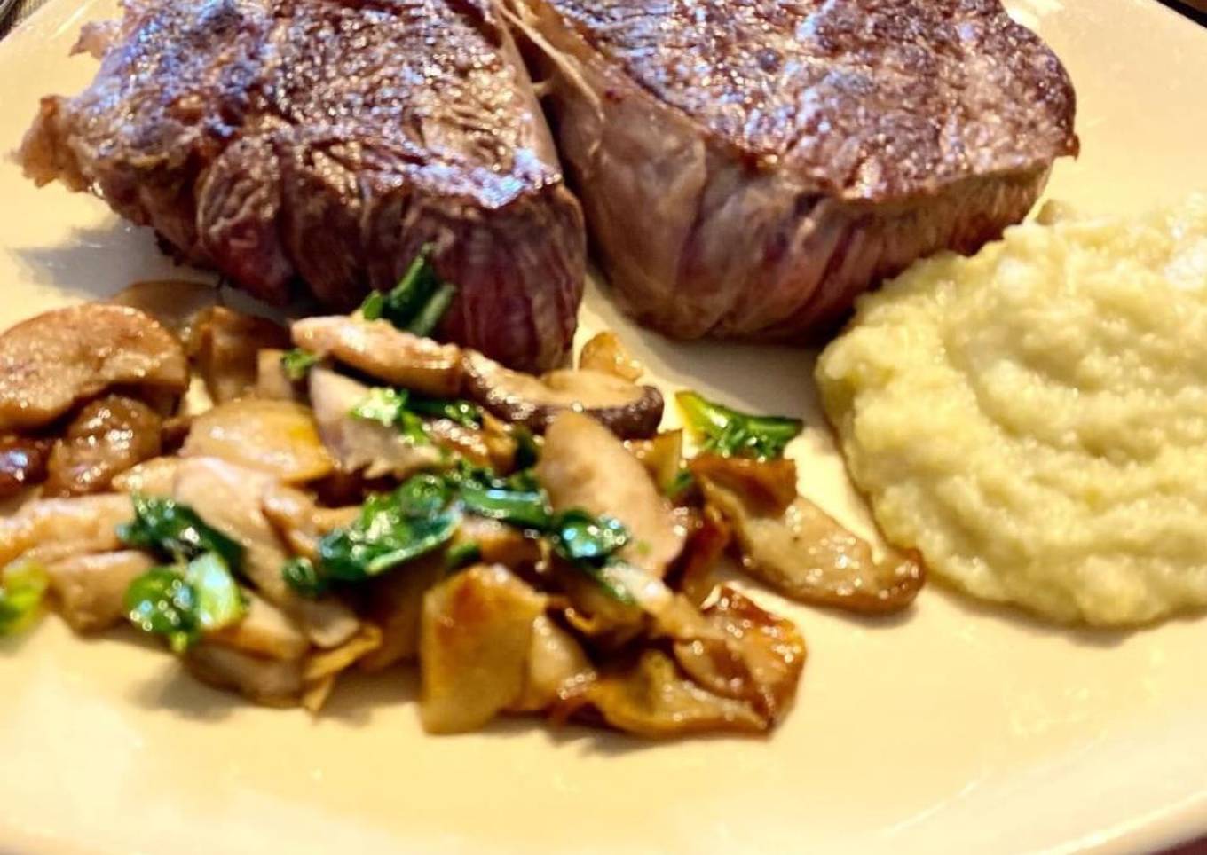 Entrecôte, cèpes rôtis, purée de chou-fleur