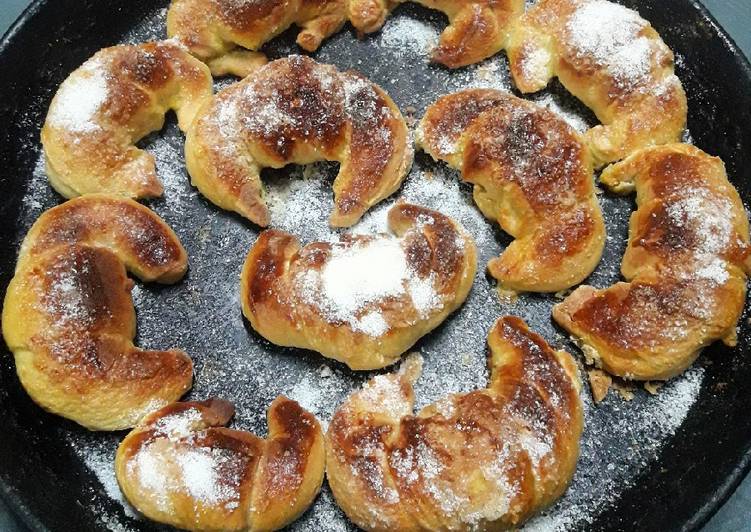 Medialunas Echas C Leche En Polvo Y Aceite Receta De Tania Verthi Cookpad