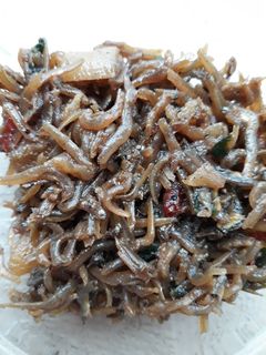 Hình của món Khô cá cơm sữa kho tiêu.