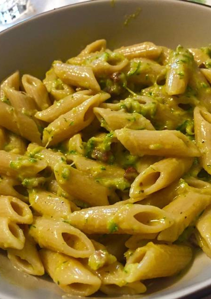 Una foto de Pasta a la carbonara con calabacín