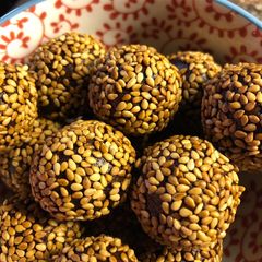 A picture of Choco-tahini energy balls - vegan.