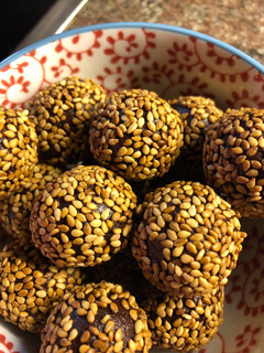 A picture of Choco-tahini energy balls - vegan.