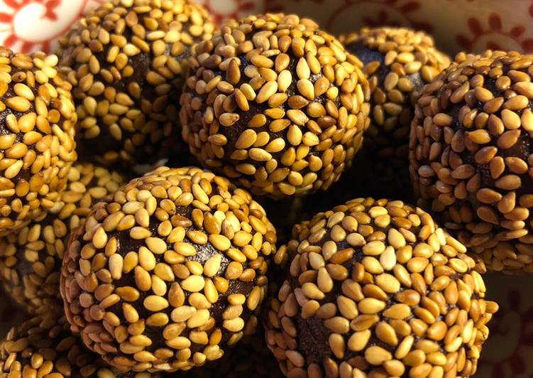 Recipe of Homemade Choco-tahini energy balls - vegan