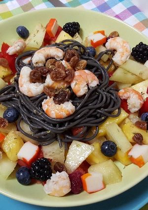 Foto principal de Espaguetis negros con frutas y gambas