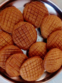 आटा नारियल बिस्कुट (Aata nariyal biscuit recipe in hindi) रेसिपी मुख्य फोटो