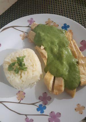 Una foto de Tiras de pollo con crema de cilantro