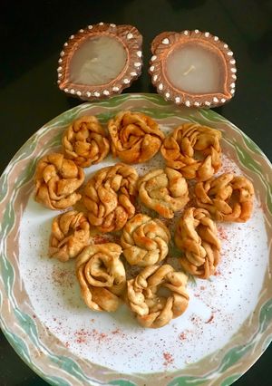 ફરસી ટ્વીસ્ટ પૂરી (Farsi Twist Poori Recipe In Gujarati) રેસીપી મુખ્ય ફોટો