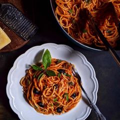 A picture of Spicy Arrabbiata Spaghetti with Olives.