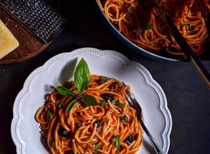 A picture of Spicy Arrabbiata Spaghetti with Olives.