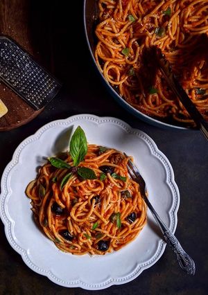 A picture of Spicy Arrabbiata Spaghetti with Olives.