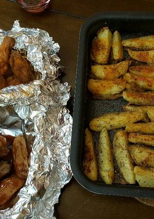صورة لوصفة بطاطا ودجز وتشيكن وينغز بالباربكيو والصوص الحارة