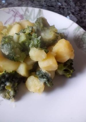 Una foto de Brócoli con patatas al limón