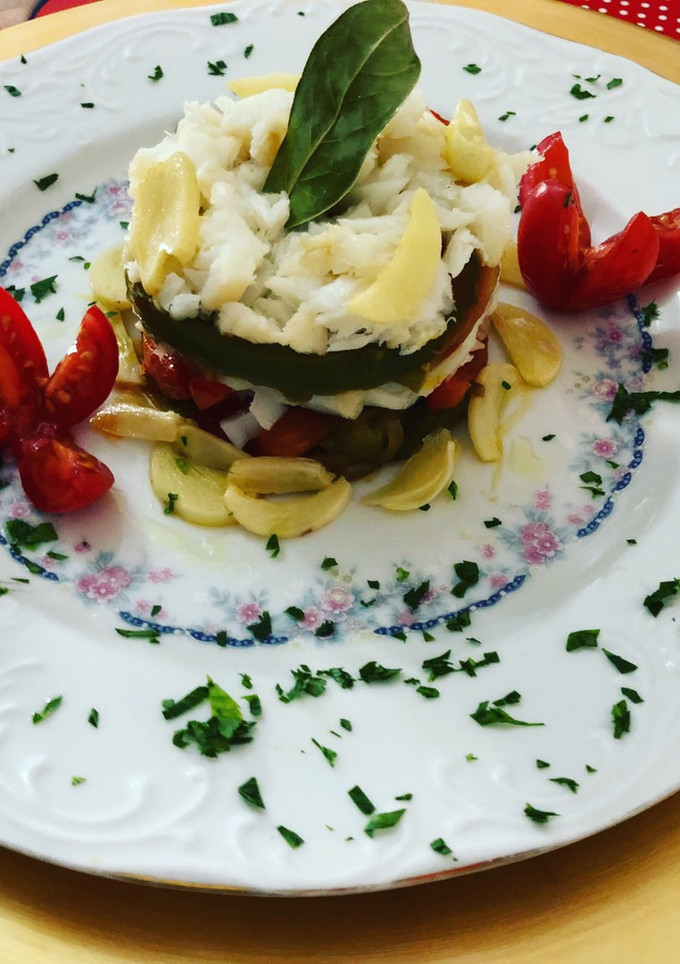 Una foto de Timbal de bacalao confitado con verduras