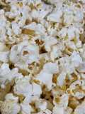 Pipoca de cinema na pipoqueira elétrica