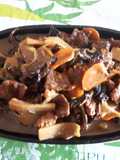 Veau aux champignons shiitakes frais sur plaque chauffante