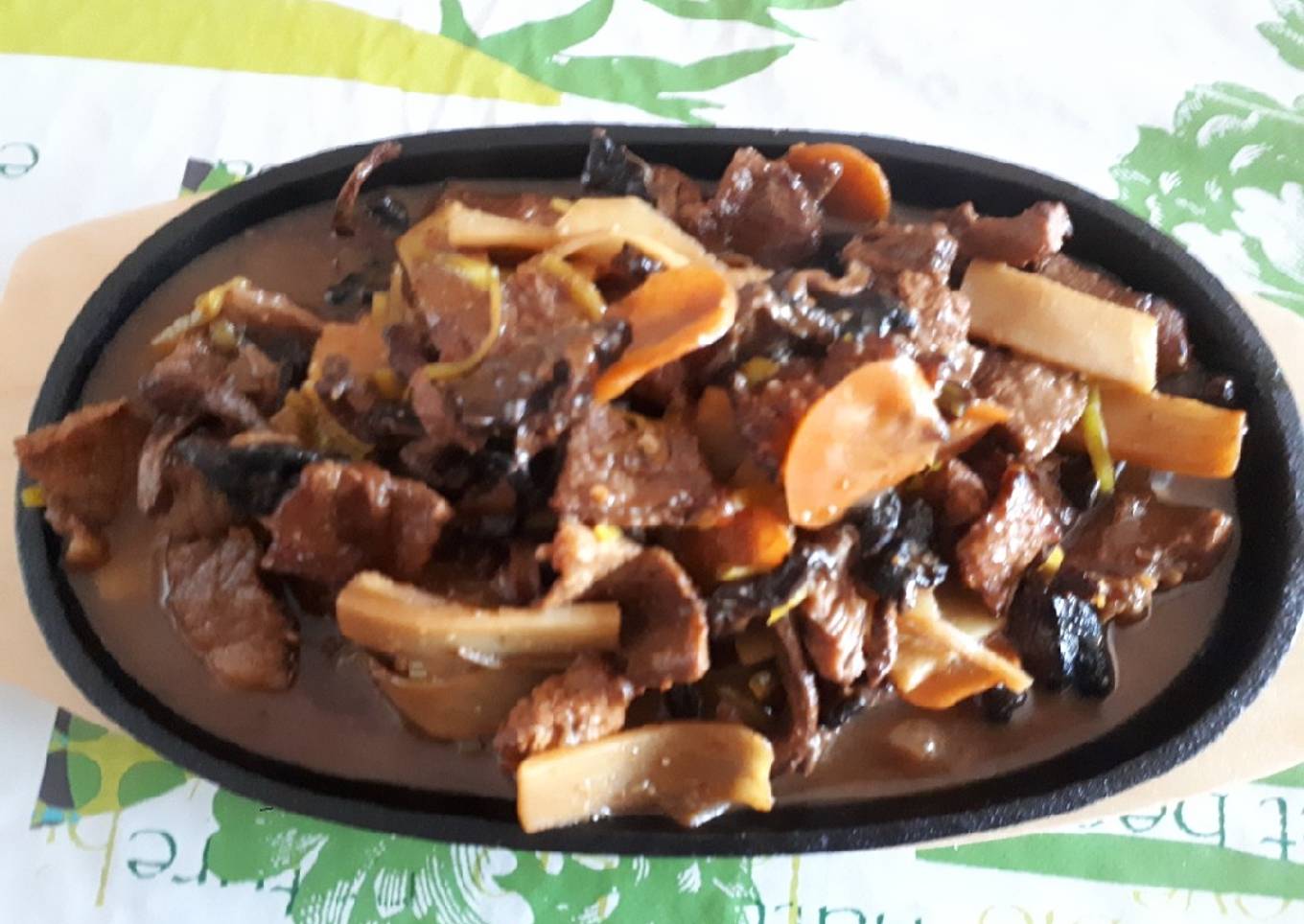 Veau aux champignons shiitakes frais sur plaque chauffante
