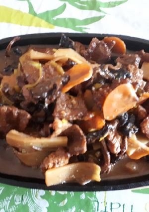 Une photo de Veau aux champignons shiitakes frais sur plaque chauffante