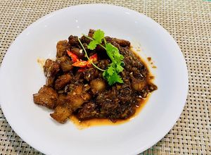 Hình của món Thịt kho mắm ruốc.