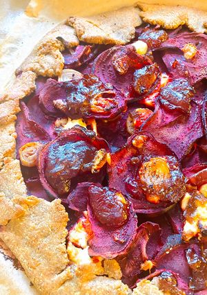 A picture of Beetroot,feta & caramelised onion tart😋😋😋.