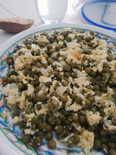 Una foto de Revuelto de guisantes con cebolla