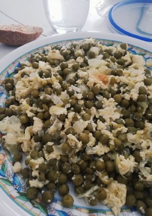 Foto principal de Revuelto de guisantes con cebolla
